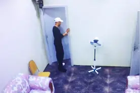 2.2亿身价内马尔再次见到童年贫困“小屋” 不禁激掩面哭泣视频封面