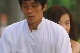 星爷搭讪美女被邀上车，你这车怎么坐，坐我的车吧！上车后很尴尬视频封面