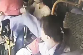 老人上公交车被车门夹脚，竟飞踹女司机2脚，这么点事至于吗？视频封面