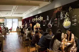 “江湖霸主见面会”肯德基网红早餐“大饼卷万物”在哈上市图片