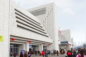 重庆最坑的火车站，明明南北广场背靠背，但却偏要绕一个大圈