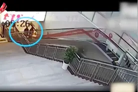 惊心动魄！老人抱孙子乘电梯摔倒 滚落三四米 死死护着孙子视频封面