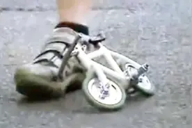 小伙骑世界上最小的自行车，比脚还小，还能骑得动视频封面