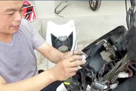 电动车钥匙打不开，原来是这里坏了，很简单，一招帮你解决