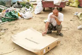 现在废纸多少钱一斤？收了10年废纸的大叔告诉你价格，是真的吗？视频封面