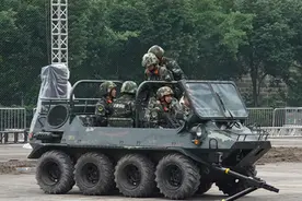 车有点酷！记者体验“山猫”嘉陵全域8X8全地形车 时速可达65KM/h视频封面