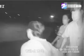 民警不会游泳勇救落水女子，机智诱导送其就医