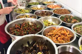 20大盆炒菜配米饭，巷子的盖浇饭，排队10多米！顾客路边坐马扎吃视频封面