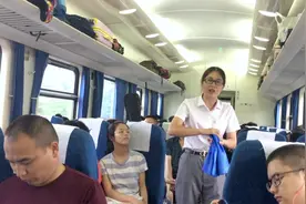 南充到成都列车上，美女列车员推销15元一条的毛巾，你买过吗？视频封面