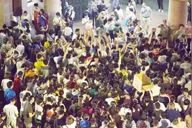安庆市文理科状元出炉，一中校大门口上千名学生疯狂抢糖以沾喜气视频封面