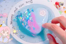 花甜用沐浴露自制橡皮泥，可任意凹造型，还可以当皮球玩，无硼砂