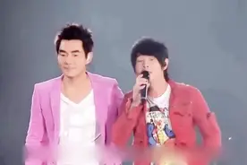 13岁女儿亭亭玉立！任贤齐携一家四口逛街购物！视频封面