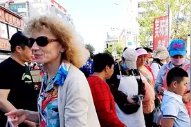 实拍：东北边城早市，看不会汉语俄罗斯人，看如何表达要辣的馅饼视频封面