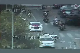 玩大了！20多辆豪车组亿元婚车队 堵路逆行不挂牌送完新人就被查视频封面