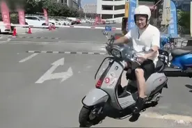 前湖南台主持人田源买新车？放弃开百万豪车，转买小摩托才2千元图片