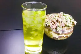 冷泡绿茶加芦荟，给你一个清爽的夏天