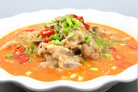 厨师长做的“酸汤肥牛”，不仅肥牛解馋，连汤汁都能喝光视频封面