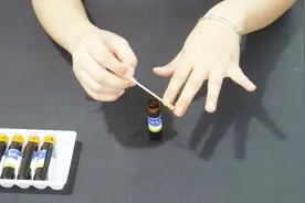 把藿香正气水涂抹在指甲上，原来是这个作用，后悔知道晚了视频封面