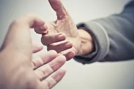 撑起汽车防晒布当“救生垫” 四位市民救下坠落老太图片