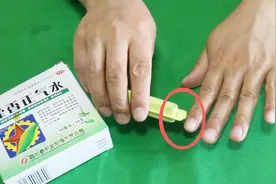 藿香正气水涂在指甲上，原来还有这个效果，看完赶紧试一试视频封面