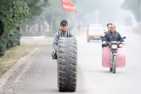 为什么很多徒步旅行的人，都要滚一个大轮胎？不累吗？