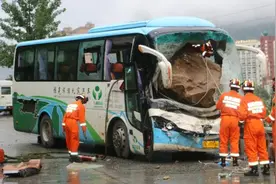 巨石滚落砸中客车驾驶室，致司机身亡视频封面