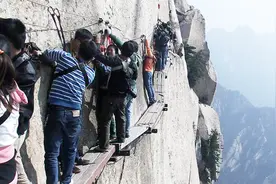 中国最恐怖又刺激的景点，一失足便坠入万丈深渊，你知道在哪吗？视频封面