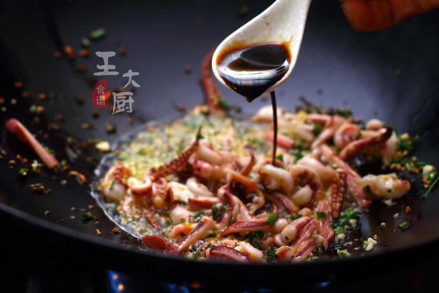 家常菜，韭菜炒鱿鱼就应该这样做，炒出来鱿鱼鲜嫩多汁，特别好吃