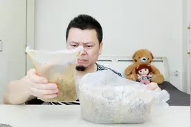 试吃收到已经胀气的包裹，打开后一股恶臭，这还能吃吗？视频封面