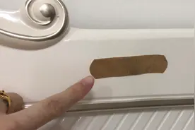 房间蚊子多，只需在床板上贴个创可贴，房间看不到蚊子飞来飞去