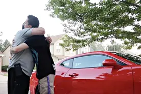 儿子给父亲惊喜，凯迪拉克当生日礼物，父亲瞬间泪崩！视频封面