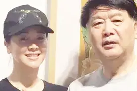 演员左小青全家照，富豪老公大她20岁，女儿是个美人坯子！视频封面