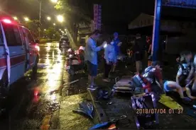台湾高雄凌晨发生摩托车事故 大学生情侣1死1伤图片