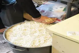 你吃过的外卖米线可能是被人脚踩过的！哇！还能比这更恶心吗！视频封面