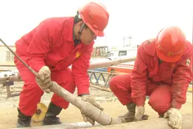 致敬！钻研32年，4项绝活，20多项技术成果，铸就湖北工匠！视频封面