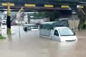 四川西昌：受降雨影响 部分路段积水较深交通管制 最深淹至车门视频封面