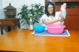 泥鳅好吃但有腥味，喂酒一招，就可以吃到没有腥味的泥鳅视频封面