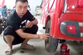 电动三轮骑行时车轮晃动厉害，师傅教你怎么解决，让刹车也更灵敏视频封面