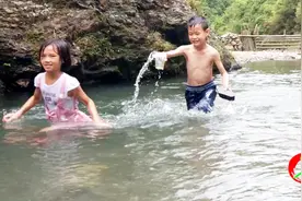 农村女娃是这么游泳的，作为家长你会介意吗？视频封面