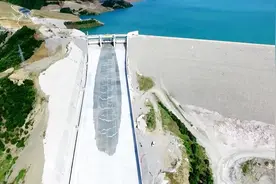 美国最高的人工土石坝，溢洪道修建过程，场面十分壮观！