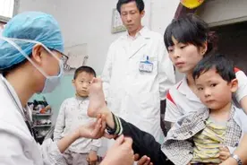 孩子睡觉蹬被子，原来不是因为热，不知道的快看看儿科专家怎么说