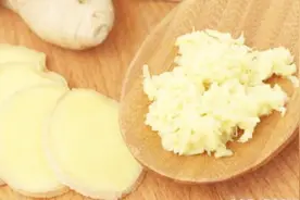 生姜捣碎加白酒，没想到作用这么厉害，看完赶紧告诉亲人朋友