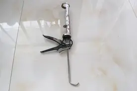 玻璃胶枪拉杆断裂，小伙巧用两个铆钉固定，这个方法木工最受用