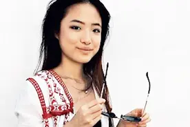 张学友女儿正脸曝光，上1年学费17万学校，据说还是校内体育精英视频封面