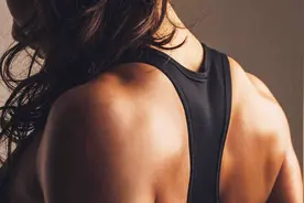 肩膀下垂形成难看的溜肩？试试这几组动作，有效改善溜肩！