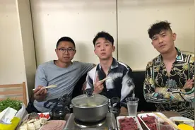 郑恺吃火锅贡献表情包 惹来同桌人员直翻白眼图片