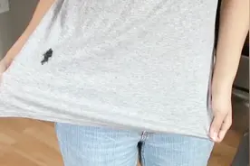 衣服不小心沾上圆珠笔油，只需用点它，轻松洗净不留印