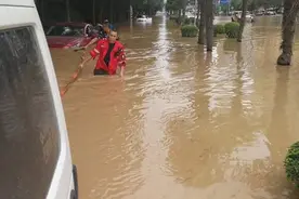 20多辆轿车被淹 17名救援队员奋战6小时救出图片