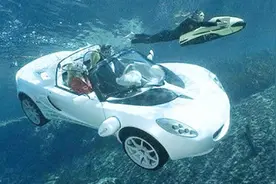 世界首辆潜水跑车，直接在水下跑一圈，不要太刺激！视频封面