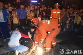 师宗一女子被排水沟盖板卡大腿，师宗消防快速救援图片